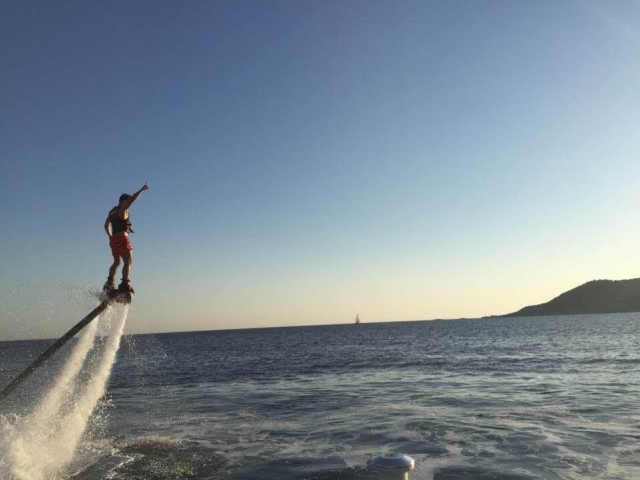  Flyboard levantando a mão 